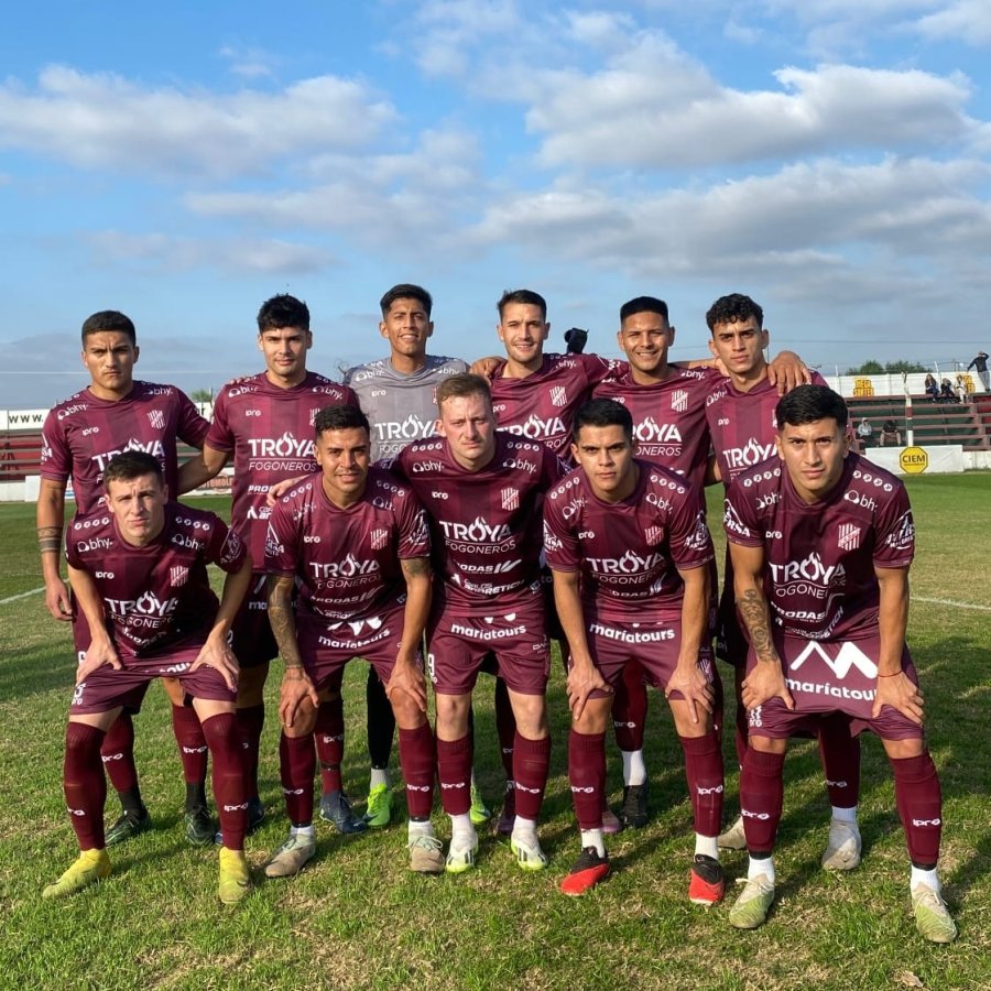 SUMO UN PUNTO./ El equipo que empató en Las Parejas.