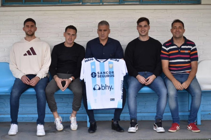 Nardozza junto a los integrantes de su cuerpo t&eacute;cnico.