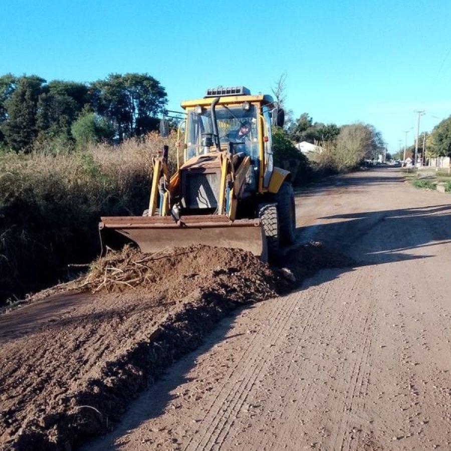 Maquinaria del Municipio laborando en las calles.
