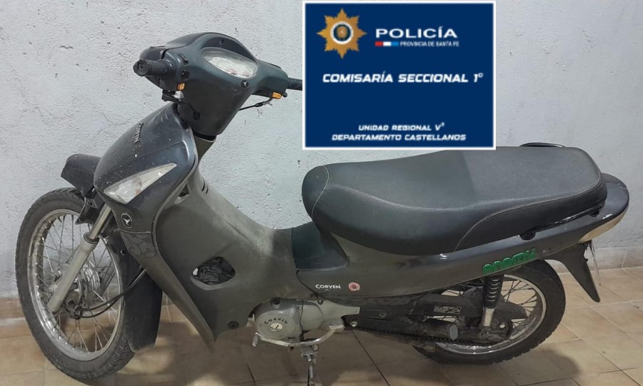 La moto que fue abandonada en una vivienda de barrio Villa Rosas.