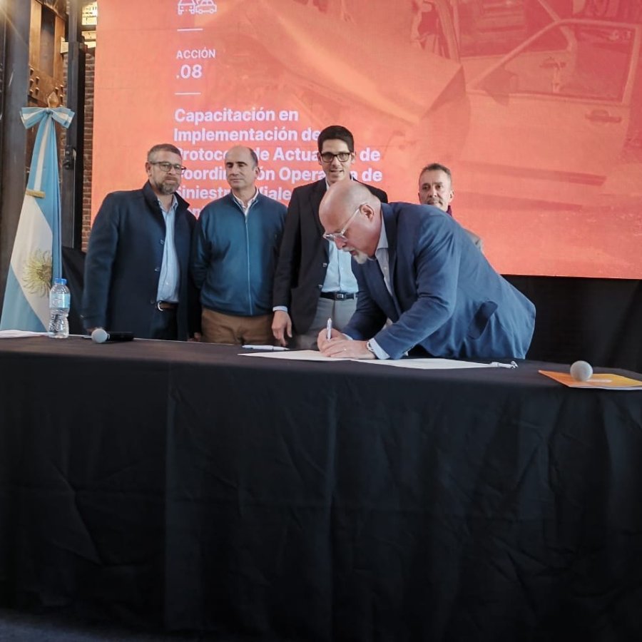 Fabi&aacute;n Bongiovanni firmando el acta acuerdo.