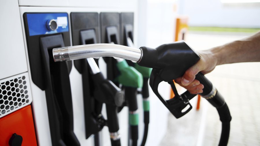 NUEVOS AJUSTES. Los combustibles tambi&eacute;n sufrir&aacute;n la quita de subsidios y ser&aacute;n m&aacute;s caras.