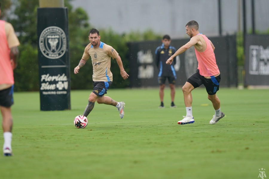 PR&Aacute;CTICA EN MIAMI. Messi con la pelota, como siempre, el martes bajo la lluvia con la marca de Guido Rodr&iacute;guez.