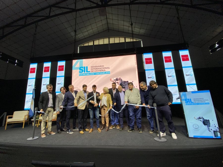 CORTE DE CINTAS. Dirigentes y funcionarios participaron de la ceremonia inaugural del SIL.