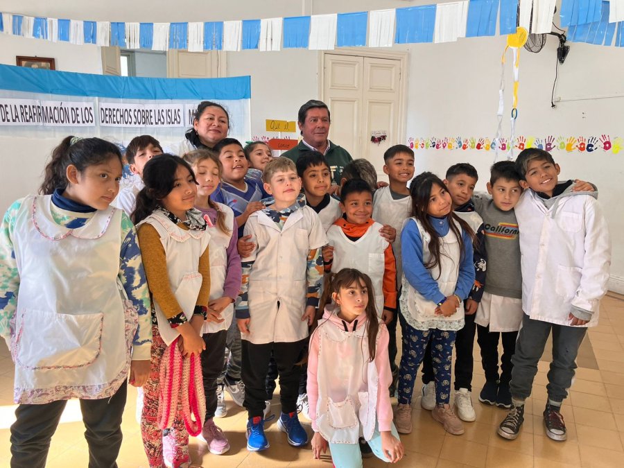 Docentes , escolares y el visitante.