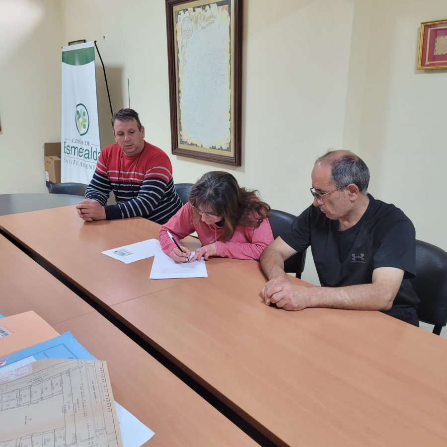Representantes de las familias firmando las escrituras.