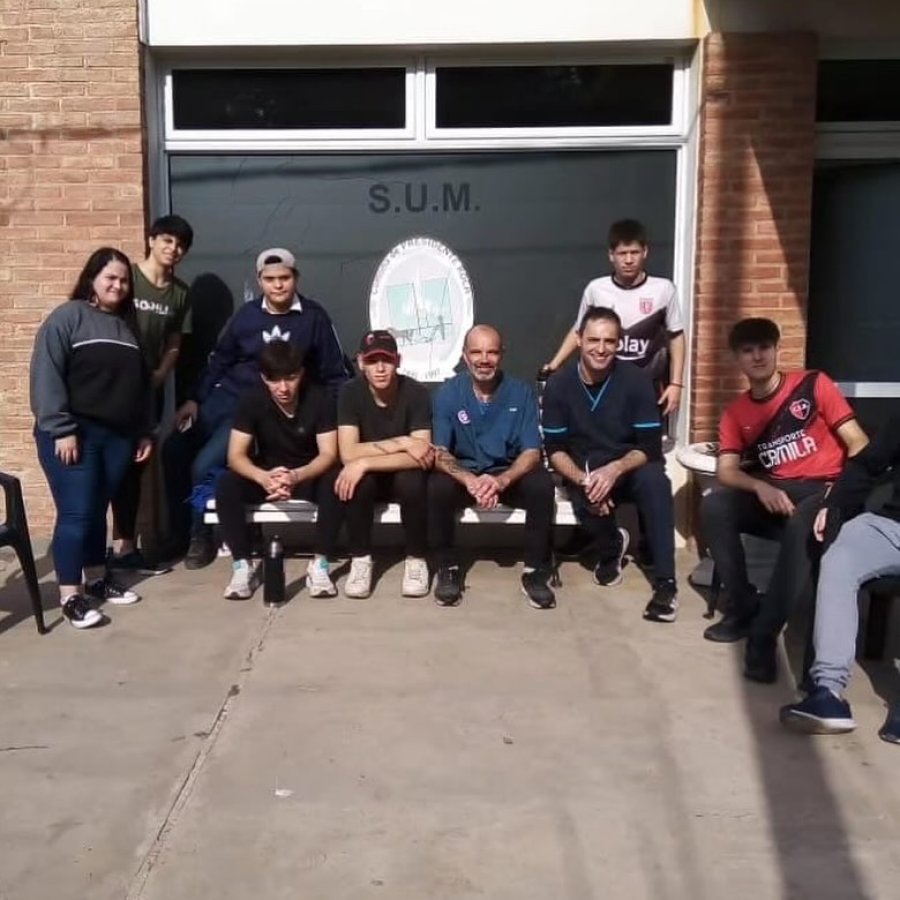 Los veterinarios y los educandos que participaron de la jornada.
