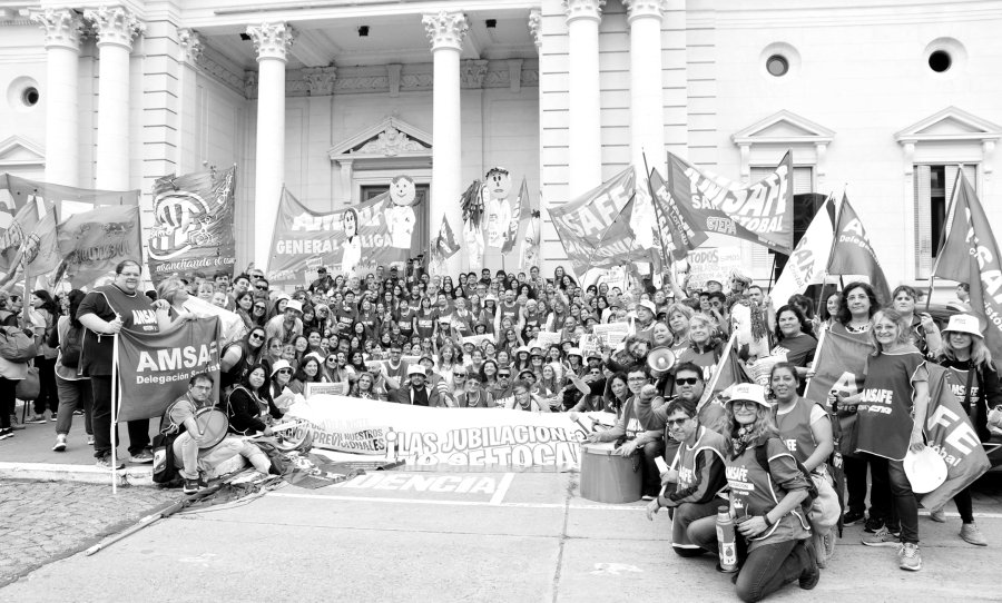 MANIFESTACI&Oacute;N. Los gremios docentes protestaron contra la reforma jubilatoria.