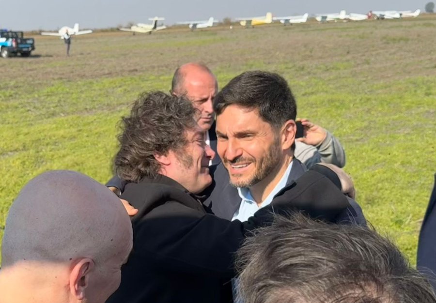 EL ABRAZO. Pullaro y Milei se saludaron en Agroactiva.