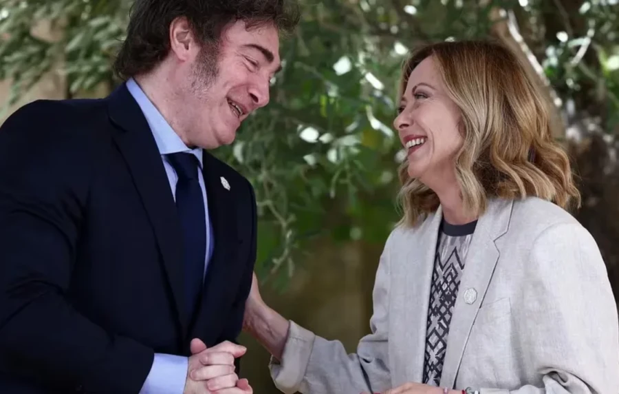 Una bienvenida afectuosa le dio Meloni a Javier Milei en Italia.