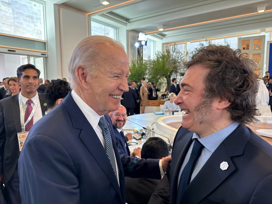 Biden y Milei, entre sonrisas en la cumbre del G7 en Italia.