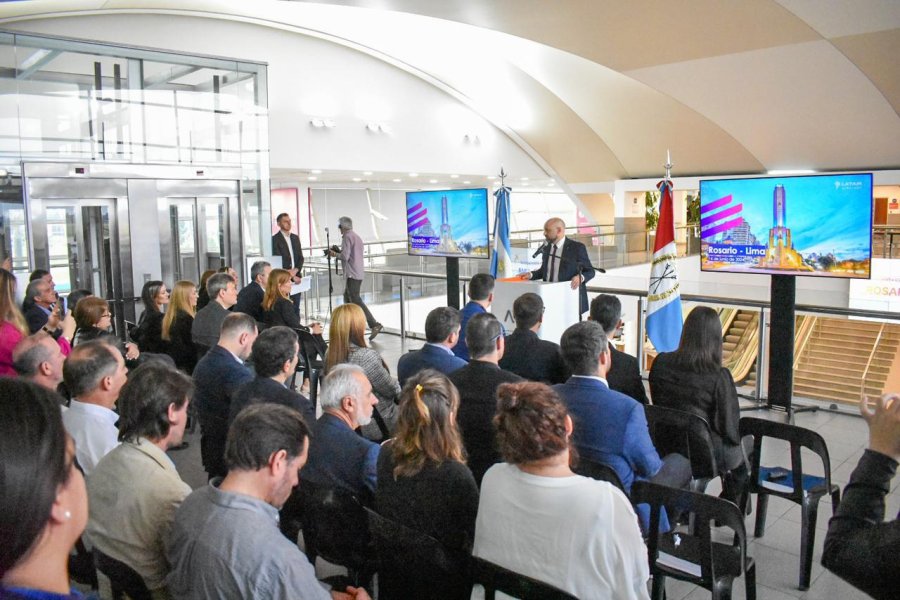 El ministro Puccini al realizar los anuncios en el Aeropuerto Internacional de Rosario.