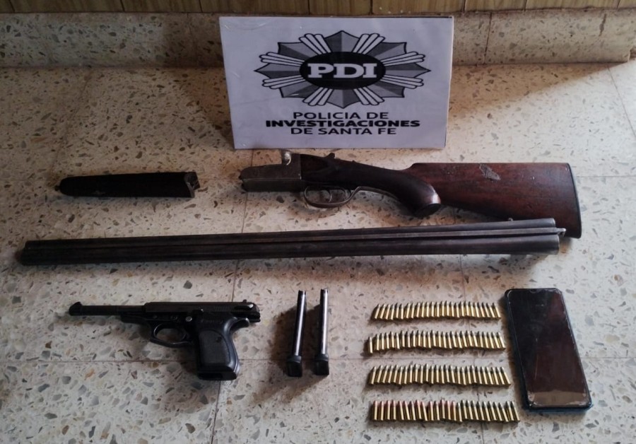 Las armas recuperadas. El hecho ocurrió en una vivienda particular de Ceres.