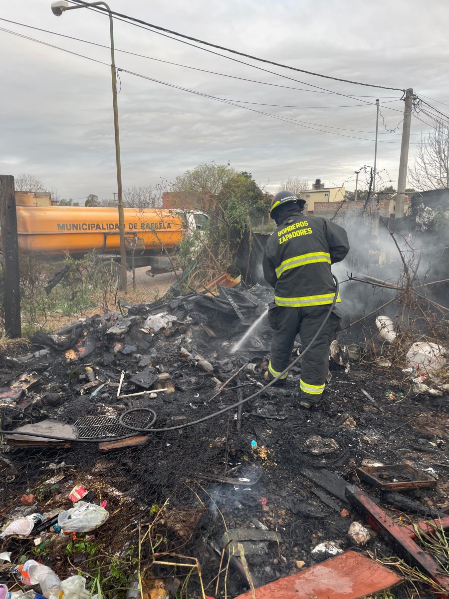 Los bomberos tuvieron un arduo trabajo para apagar el incendio.