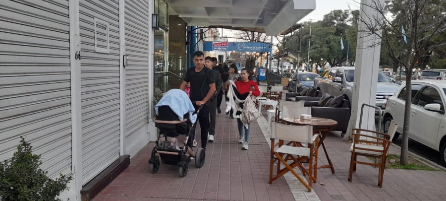 COLMADO. Muchos pap&aacute;s con sus hijos estuvieron dando vueltas este s&aacute;bado por el centro de la ciudad recorriendo los locales comerciales.