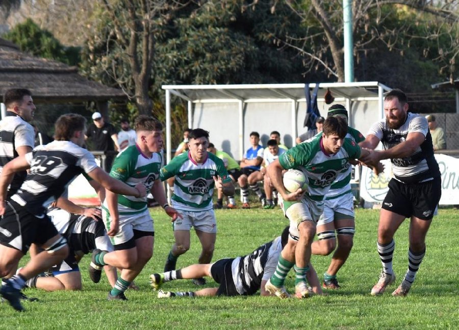 FORWARD./ Facundo Aimo apoyó un nuevo try.