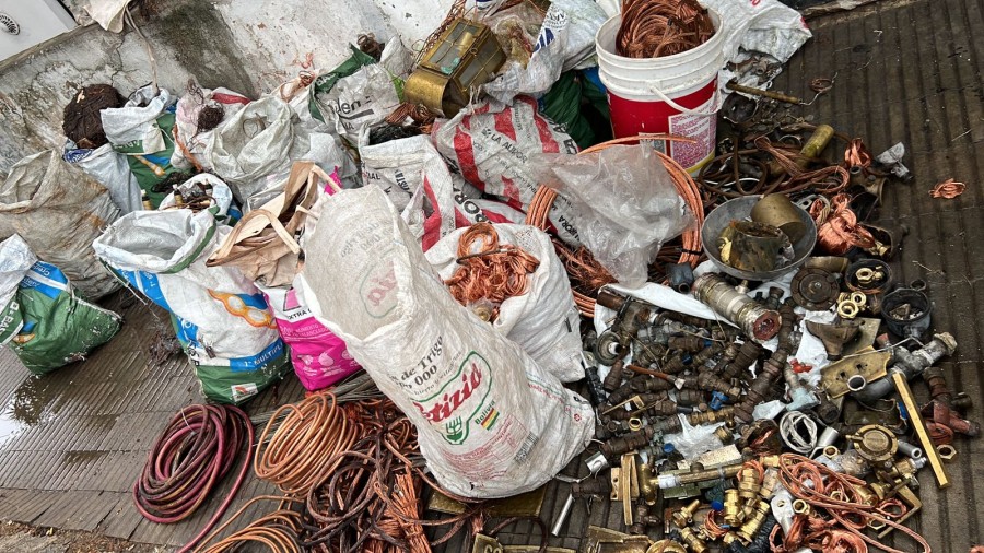 Placas de bronce y cables de cobre son buscados principalmente.