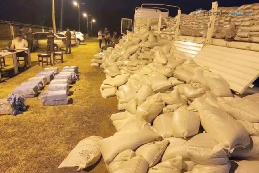 Gendarmería Nacional detuvo al camión que transportaba porotos y halló los 427 kilos de cocaína oculta, sobre la autopista Rosario-Buenos Aires.