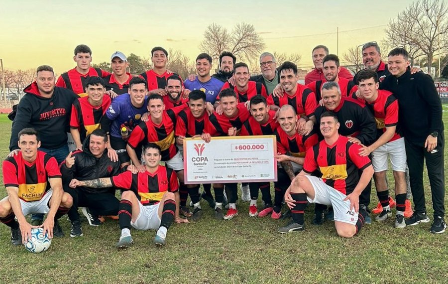 Los jugadores de Juventud celebran el triunfo con el premio por clasificar a la siguiente ronda de Copa Santa Fe. (FOTO AD JUVENTUD)