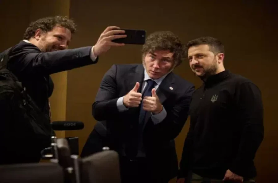 Milei y su par ucraniano, Zelenski, el s&aacute;bado en Suiza.