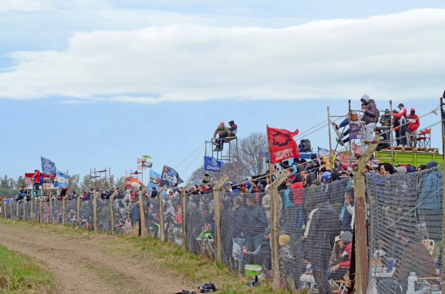 Los espectadores prendidos a los alambrados en otra gran fiesta del TC.l