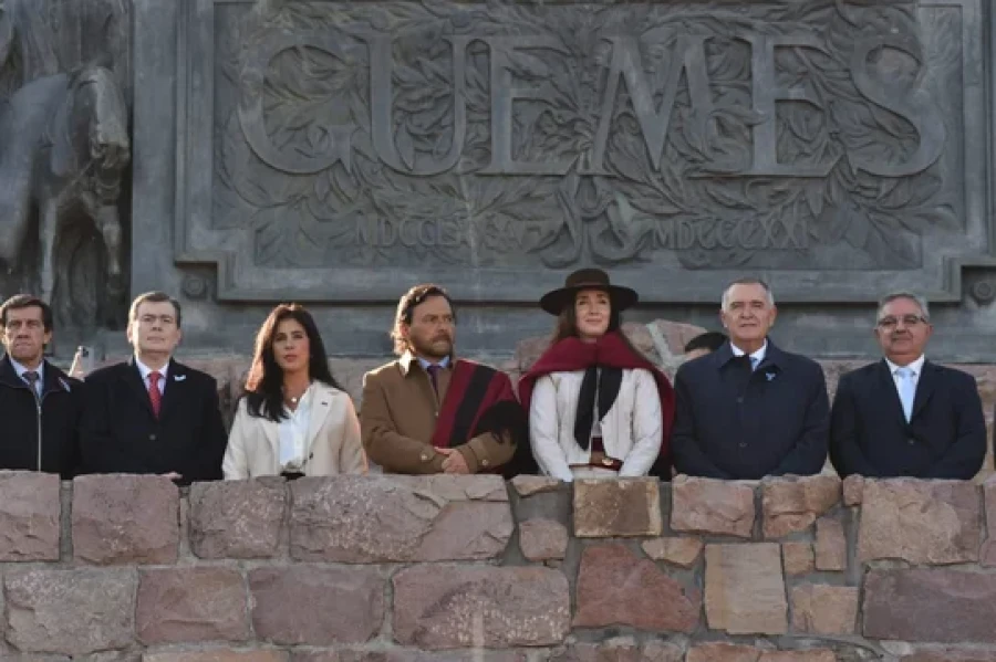 Victoria Villarruel junto a los gobernadores en el Monumento a G&uuml;emes en la ciudad de Salta. (FOTO NA)