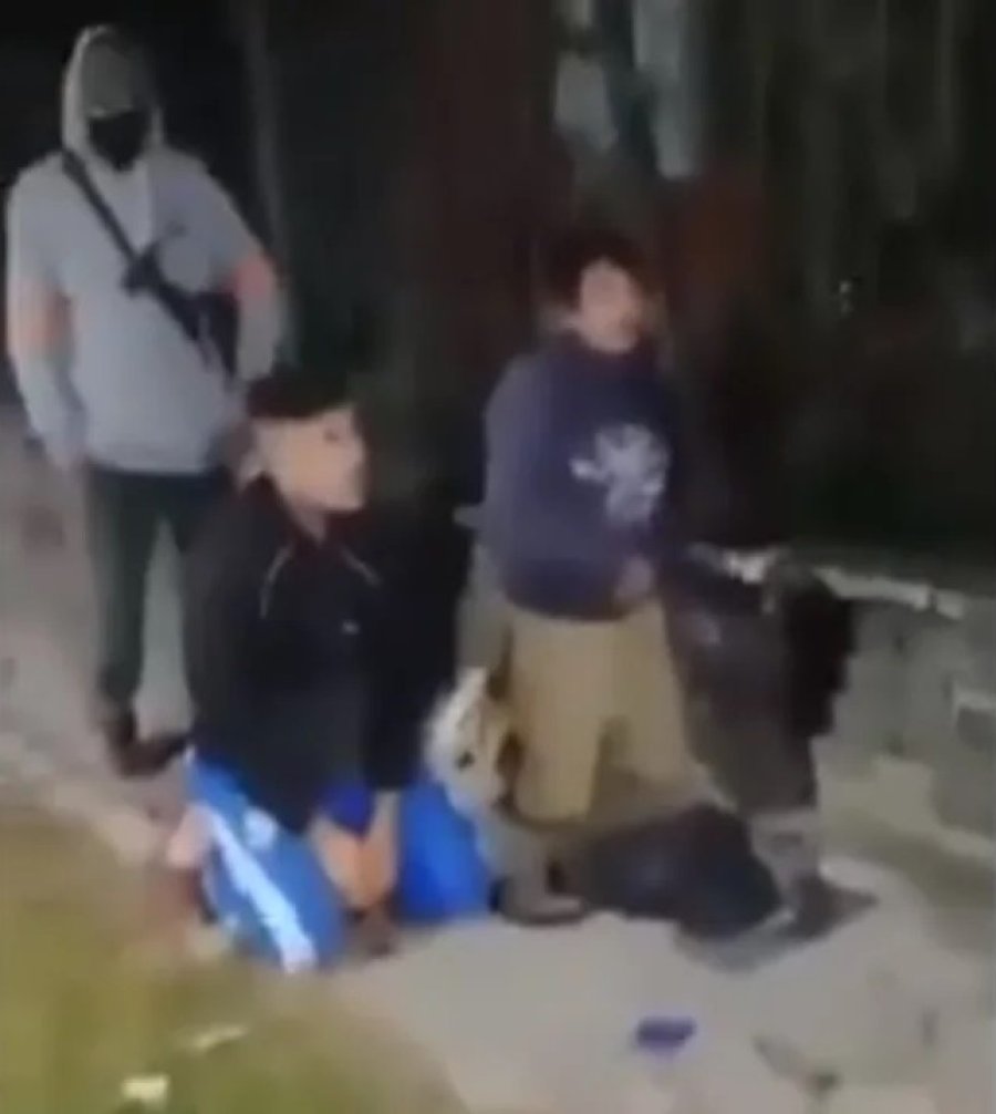 Los ladrones fueron atrapados y amenazados por los vecinos.