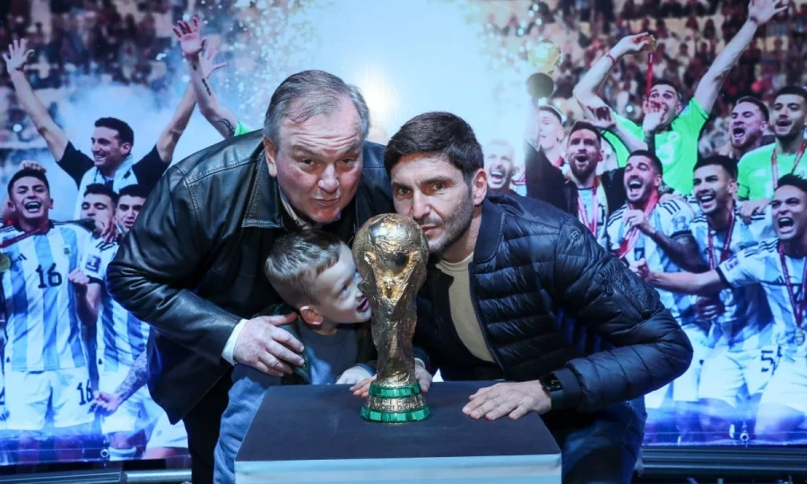 Michlig y Pullaro con la Copa.