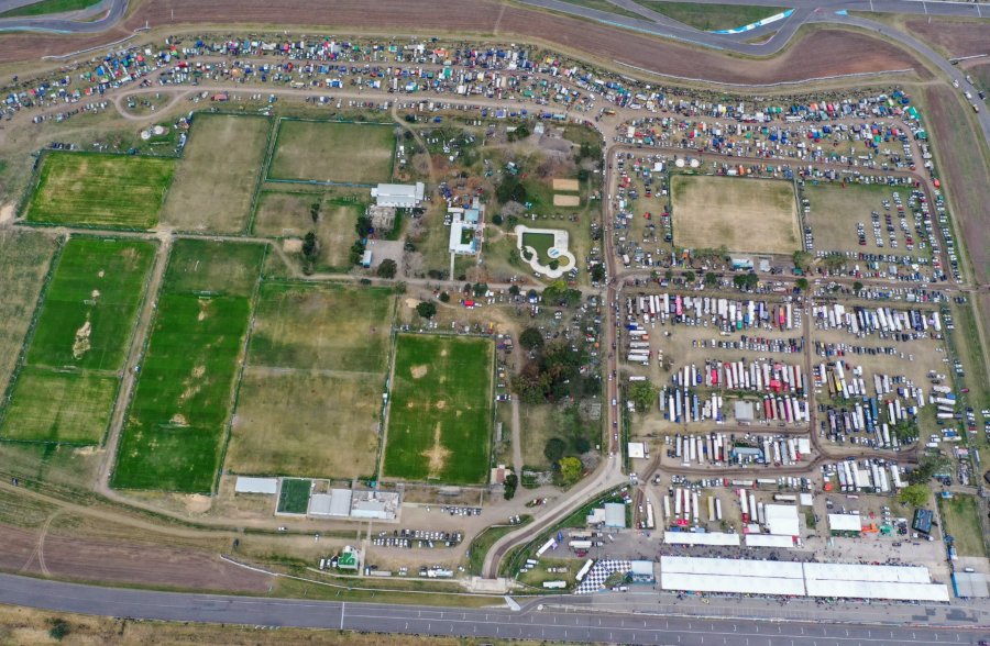 La vista a&eacute;rea refleja claramente la multitud que acompa&ntilde;&oacute; al Turismo Carretera.