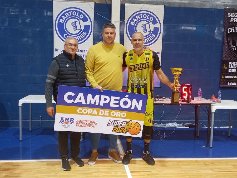 INTERMINABLE./ El capitán Mariano Ceruti recibió el premio del Senador provincial Alcides Calvo y el pte. de la ARB F. Pronotti.