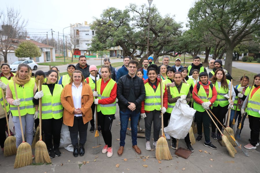 El intendente Viotti junto a Marcia Tamagnini, Gabriel C&aacute;ceres, Juan Pablo Aversa y Carlos &Aacute;lvarez entre otros.