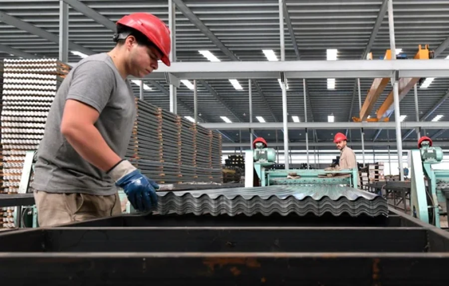 La industria sigui&oacute; en terreno negativo durante el mes de abril y perdi&oacute; empleos.