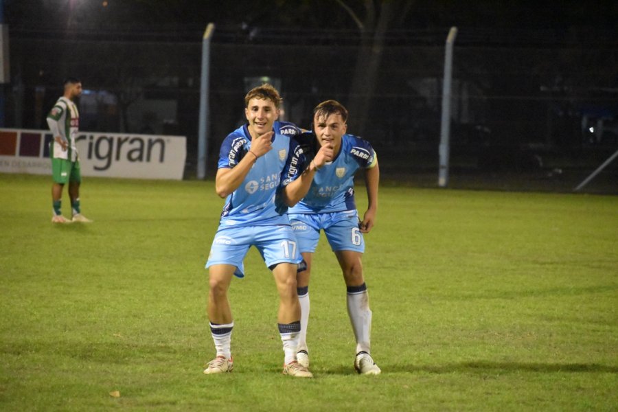 FESTEJO./ El tanto lo convirtió Santiago Entreconti.