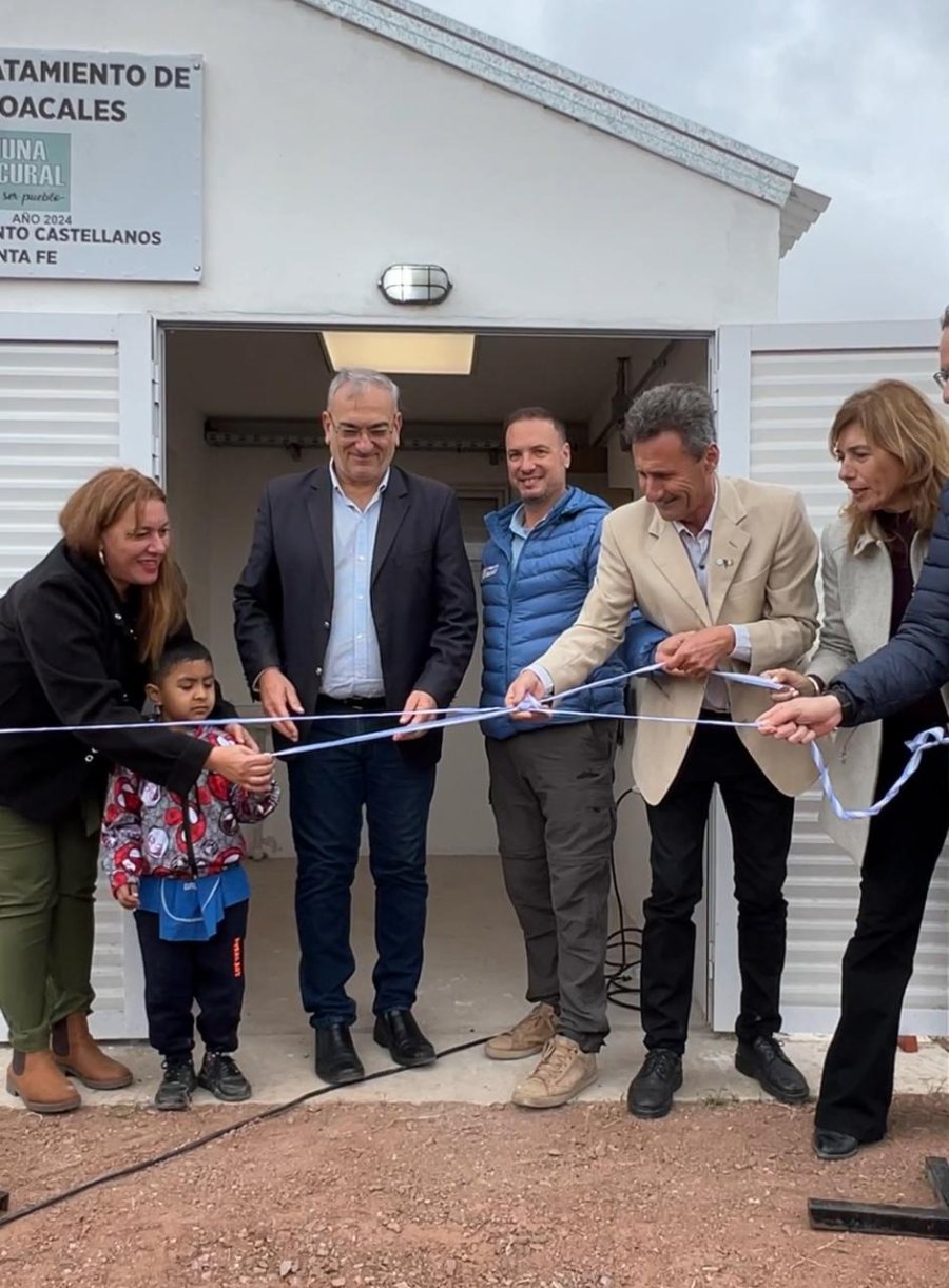 EN TACURAL.  Lisandro Enrico y su equipo de trabajo inauguraron la obra que demand&oacute; una inversi&oacute;n provincial de 1.700 millones de pesos.