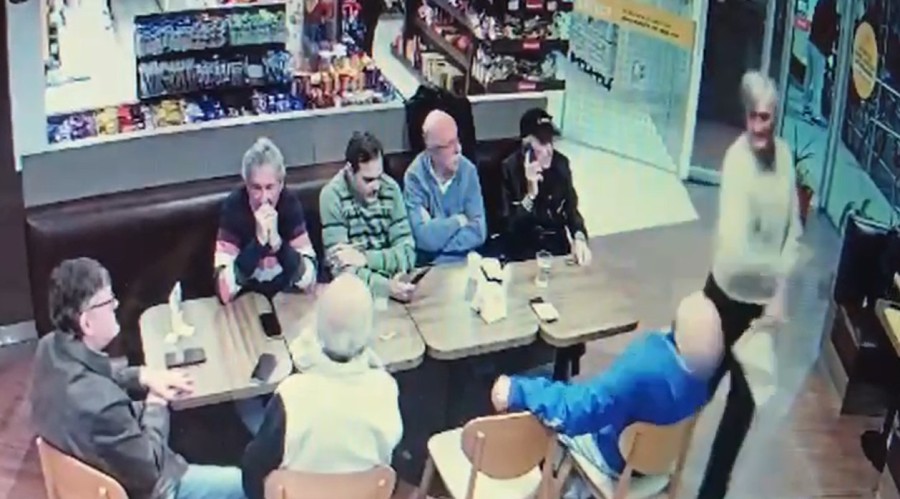 La pelea por un diario en una estación de servicio de Rafaela. Video 2