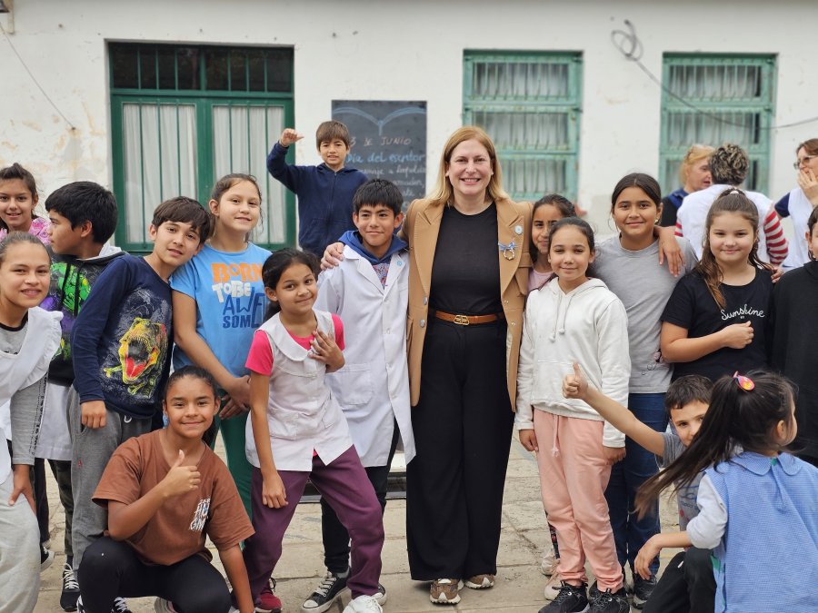 CON LOS CHICOS. Gisela Scaglia durante el acto que se realiz&oacute; en la Escuela Lanteri.