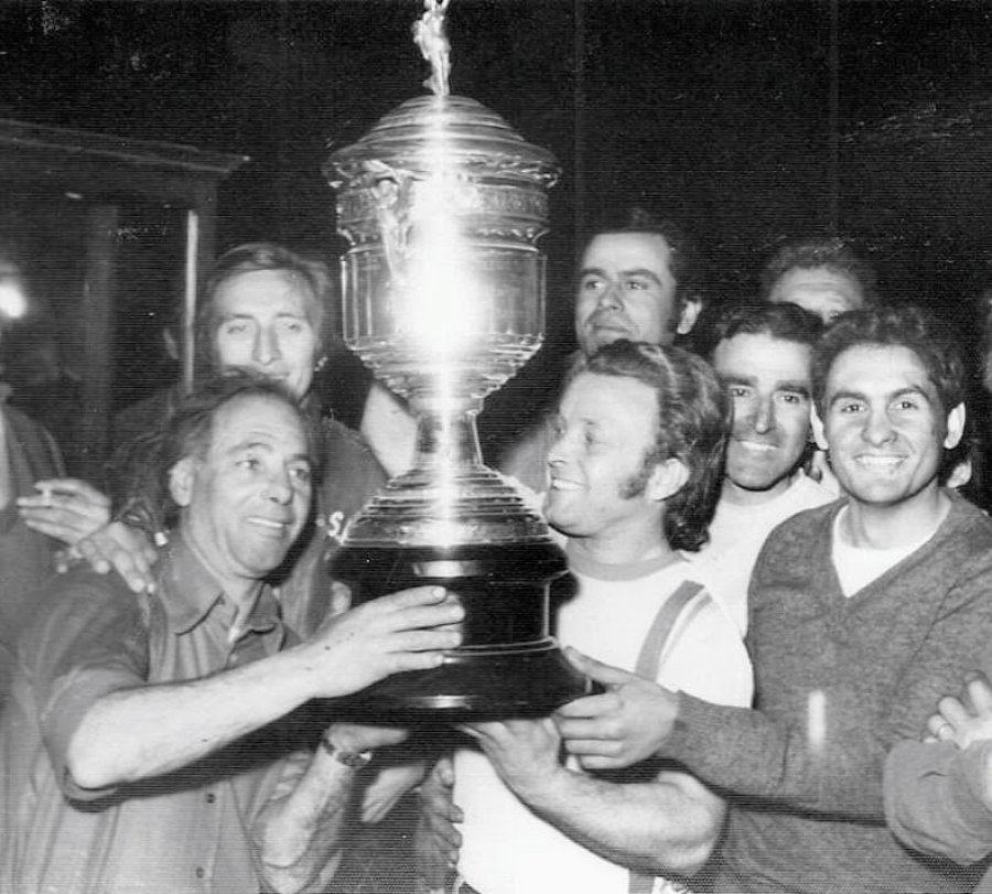 René Heidegger con la copa challenger lograda en Santa Clara de Buena Vista, acompañado por Eduardo Amoroso, Norberto Gatti, Angel Bustos, Juan Carlos Fernández y Francisco Darder.