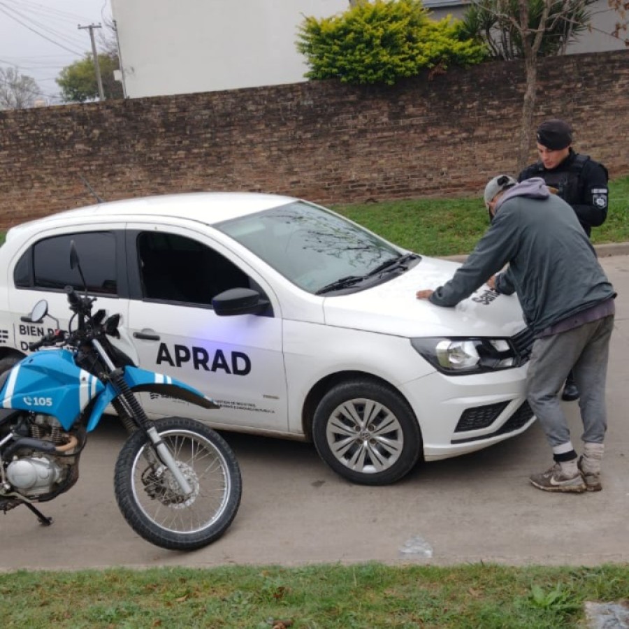 El hombre detenido intentó ingresar a un automóvil y luego robar  una moto estacionada.