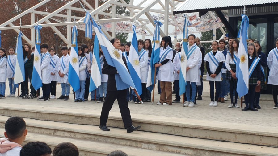 ESCENARIO. La Promesa de la Bandera convocó a funcionarios, alumnos, docentes y familias en el Centro Recreativo La Estación.
