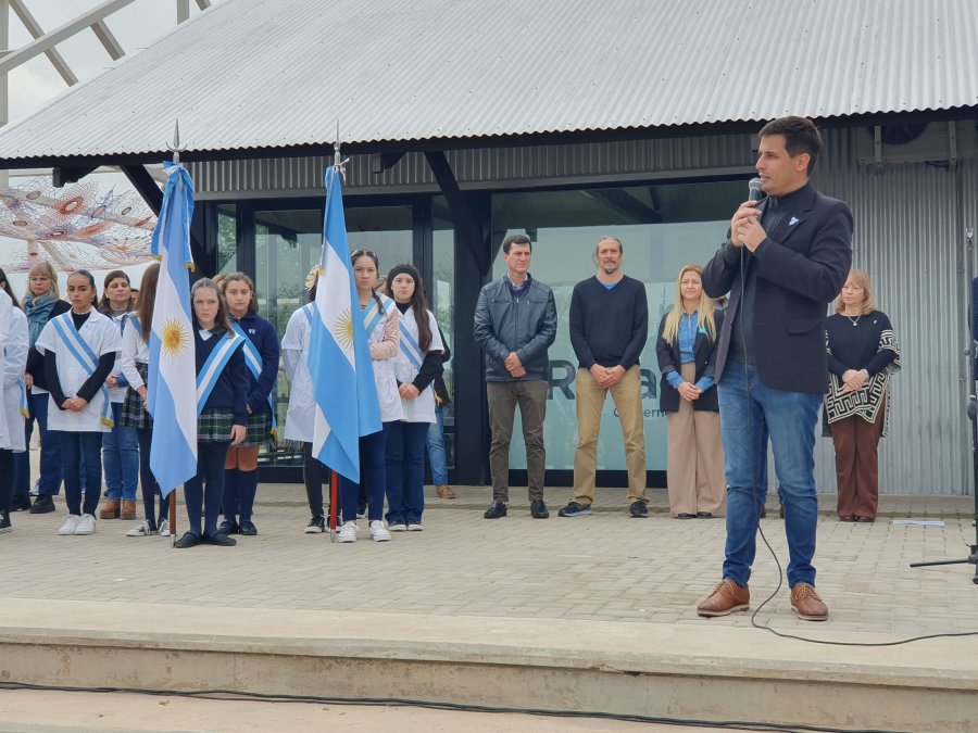 INTENDENTE. Leonardo Viotti brindó un mensaje a los chicos que luego saludó afectuosamente.