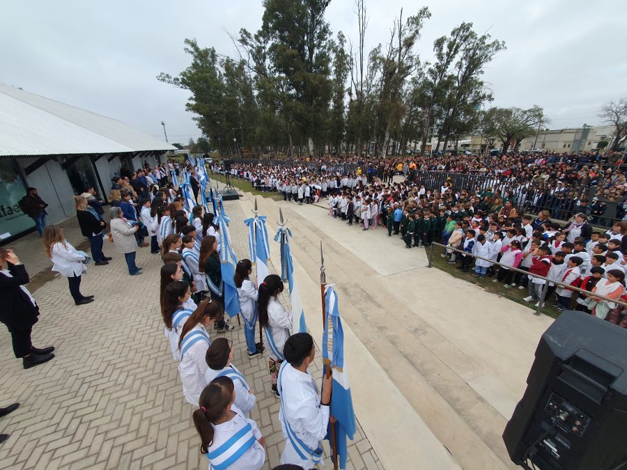 LA BANDERA. Los alumnos de 4to. grado juraron lealtad en un masivo acto.