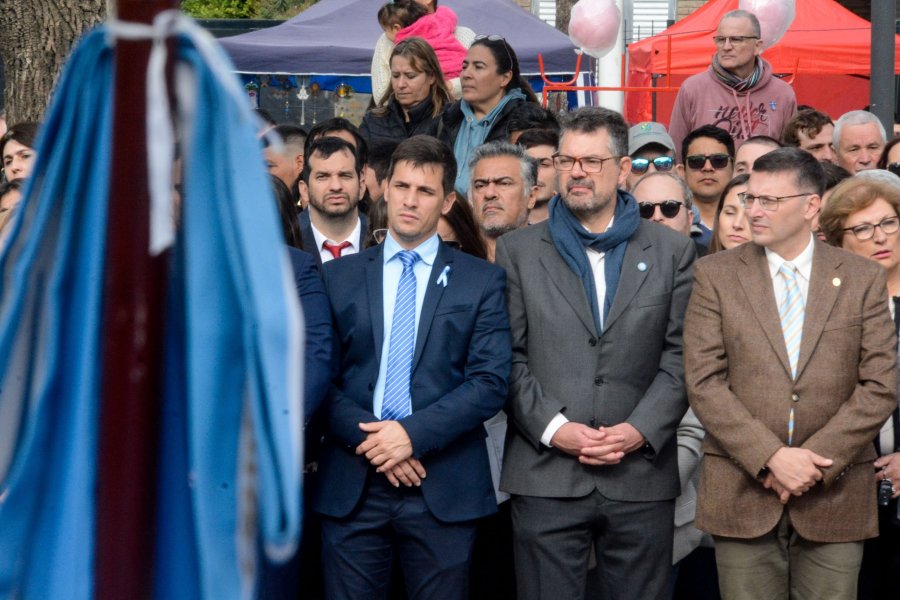 El intendente Leonardo Viotti encabez&oacute; el acto oficial por el D&iacute;a de la Bandera en la Plaza de barrio Amancay.