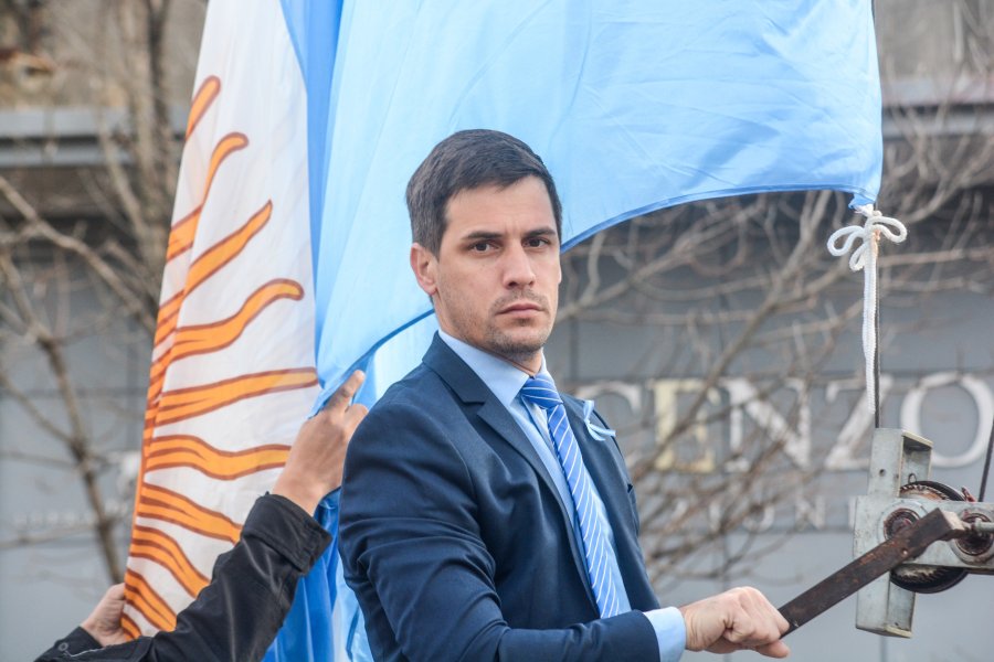 Leo Viotti, esta ma&ntilde;ana, al izar la Bandera nacional en el m&aacute;stil ubicado en el &uacute;ltimo cantero de bulevar Santa Fe, frente a la Jefatura. (FOTO D. CAMUSSO)