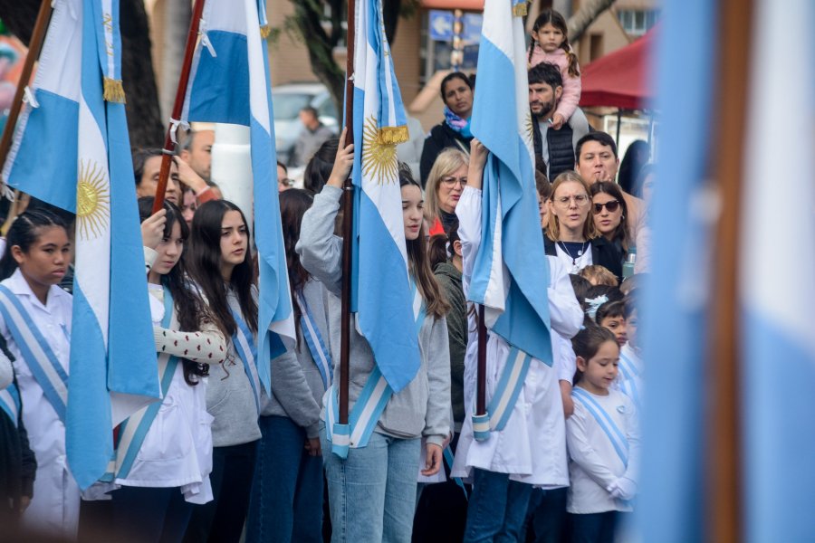 Los abanderados de las escuelas durante el acto en barrio Amancay. (FOTO D. CAMUSSO)