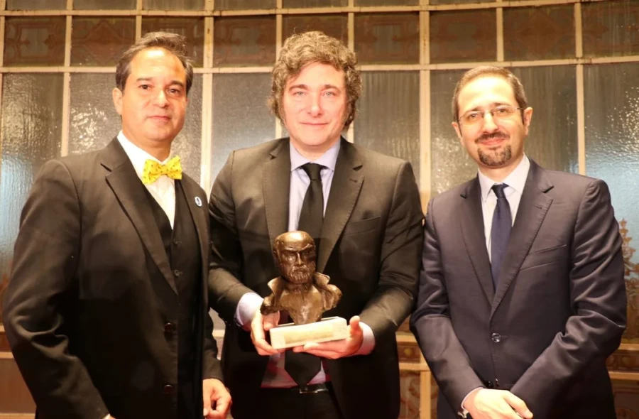 Javier Milei con el premio Instituto Juan de Mariana 2024.