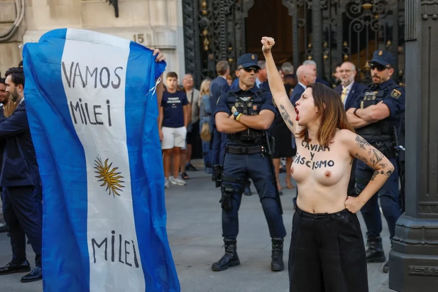 Militantes de la agrupación FEMEN se cruzaron con simpatizantes del presidente liberal.