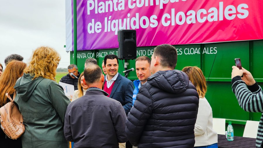 En Tacural: Gilabert y Enrico departiendo en un momento del acto.