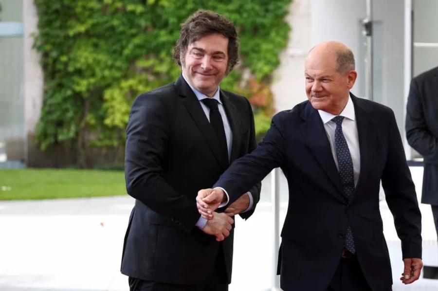 El presidente Javier Milei junto al canciller alem&aacute;n Olaf Scholz..