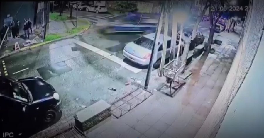 La camioneta policial chocó contra uno de los autos estacionados y fue directo en dirección al grupo de amigos.