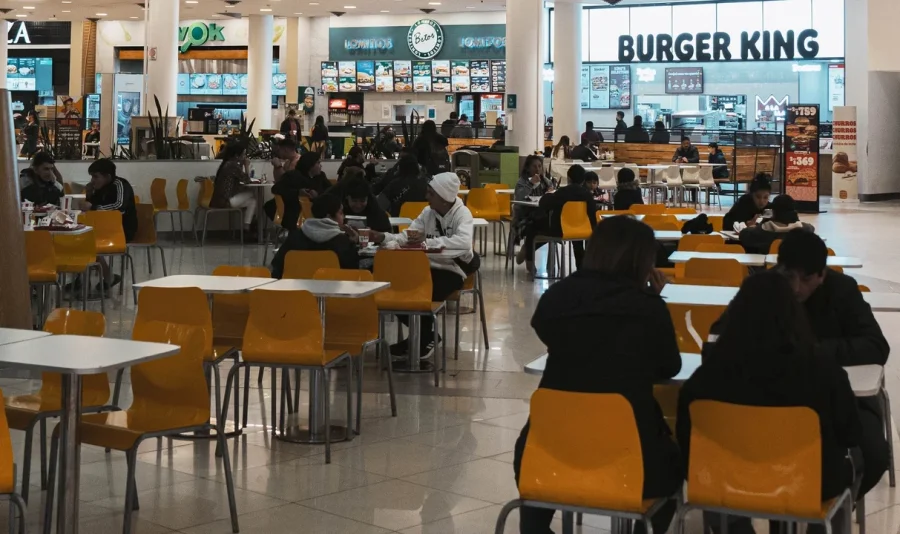 El patio de comidas del shopping escenario de la gresca.